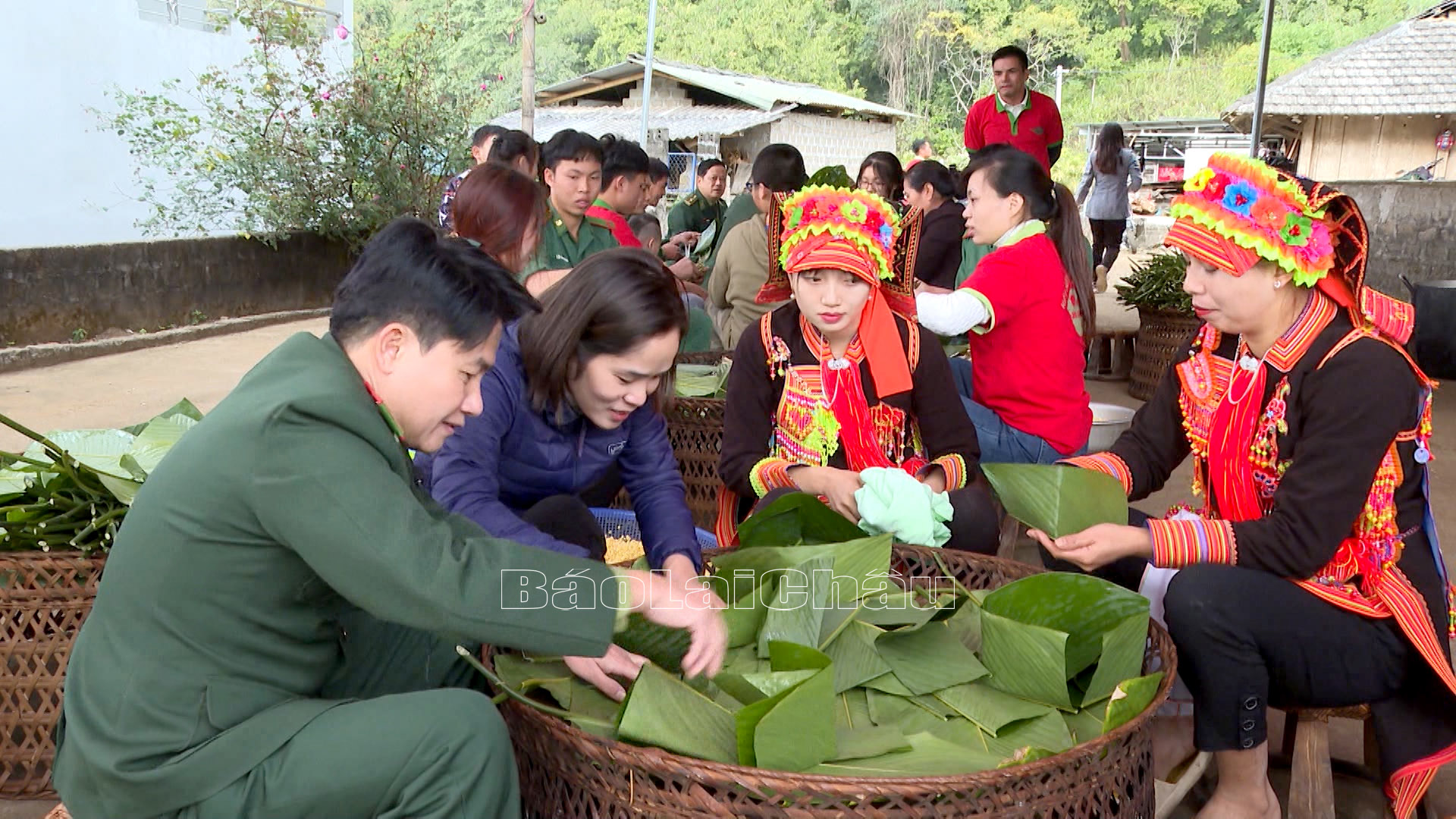 Cán bộ Đồn Biên phòng Cửa khẩu Ma Lù Thàng cùng bà con xã Ma Lù Thàng, huyện Phong Thổ gói bánh chưng dịp Tết Nguyên đán 2023.